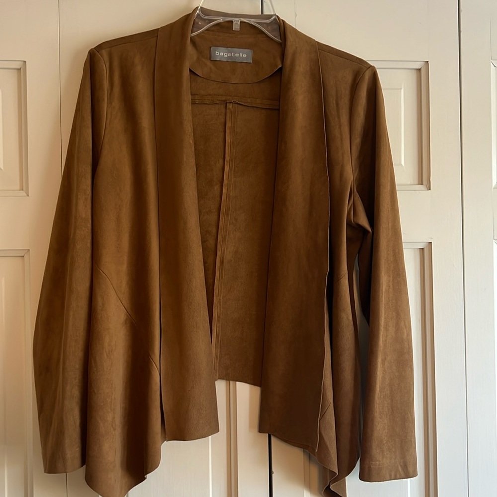 Bagatelle unlined Open Front Faux Suede Women’s jacket w/ long sleeves.
